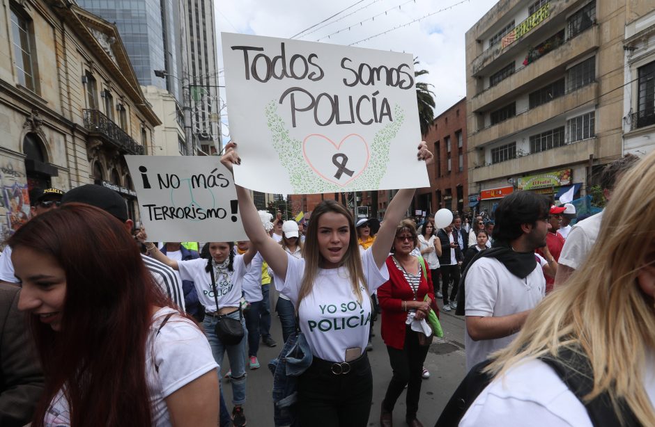 Po išpuolio prieš policijos akademiją Kolumbijoje žygiavo tūkstančiai žmonių