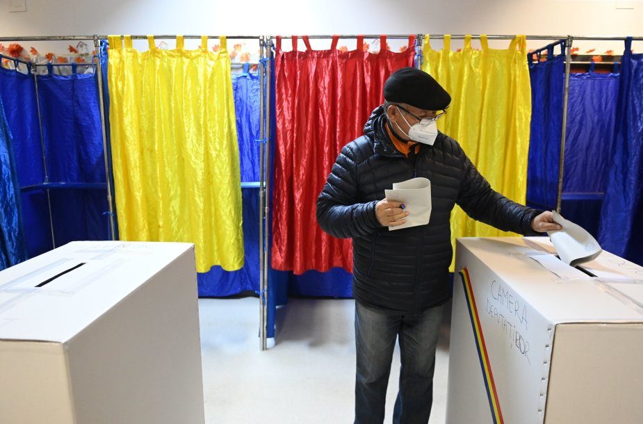 Rumunai balsuoja pandemijos temdomuose parlamento rinkimuose