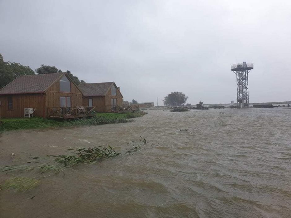 Nerimą keliantys vaizdai iš pamario: po potvynio plaukia mašinos, turistiniai nameliai