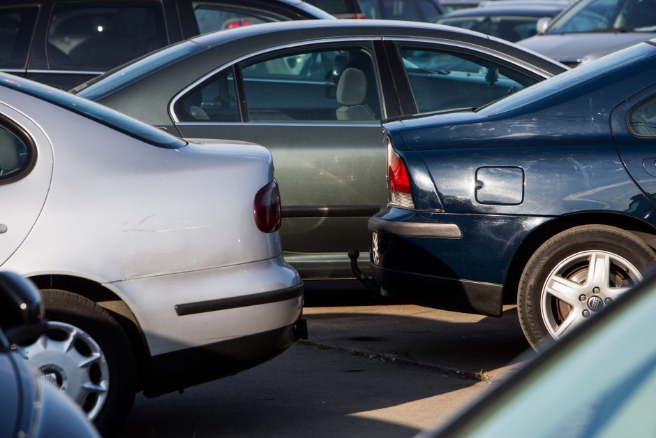 Spalį dėl naujų karantino apribojimų sumažėjo automobilių pardavimai