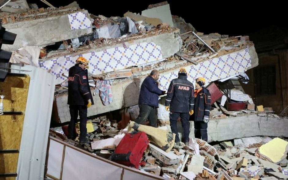 Turkijoje žemės drebėjimo aukų padaugėjo iki 22, tūkstantis sužeisti 