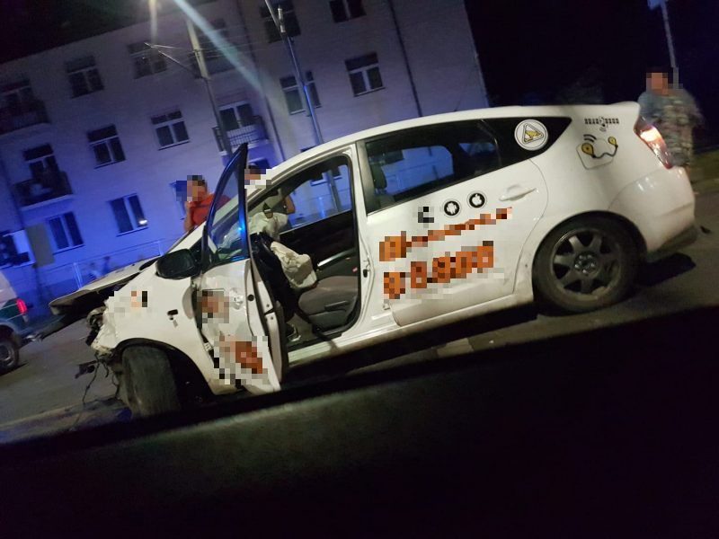 Plungėje per avariją sužalotas taksistas ir keleivė