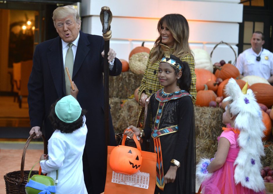 D. Trumpas surengė šventišką Helovino vakarėlį