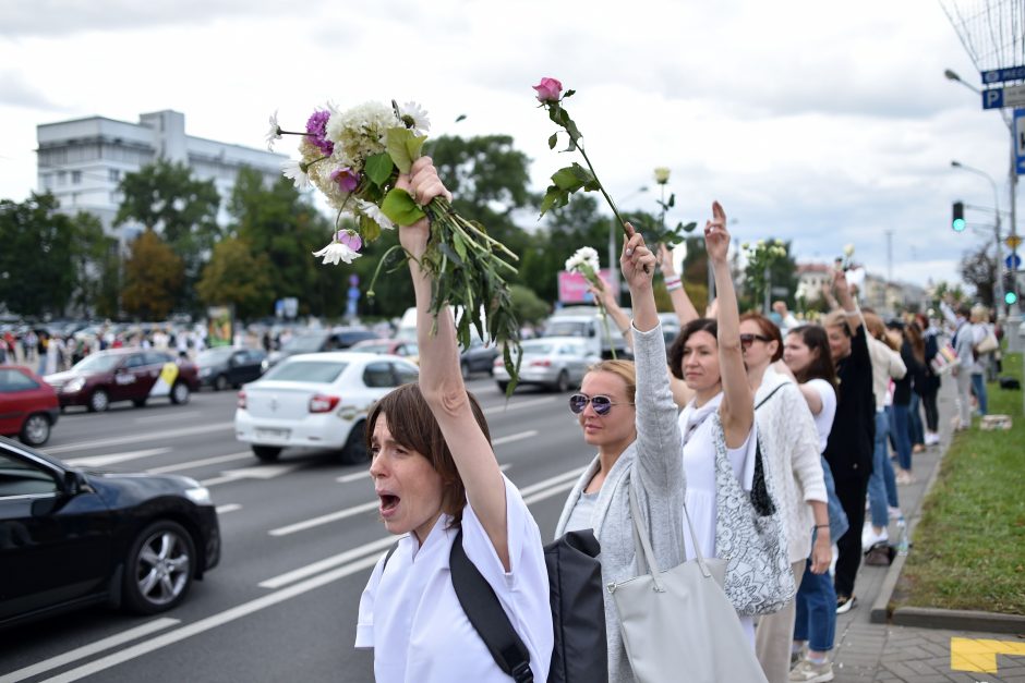 Minske protestuotojai formuoja „solidarumo grandines“