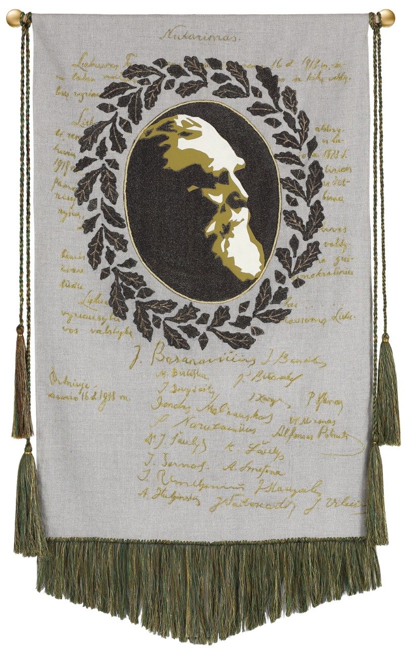 P. Domšaičio galerijoje – S. Kanaverskytės dekoratyvinės vėliavos