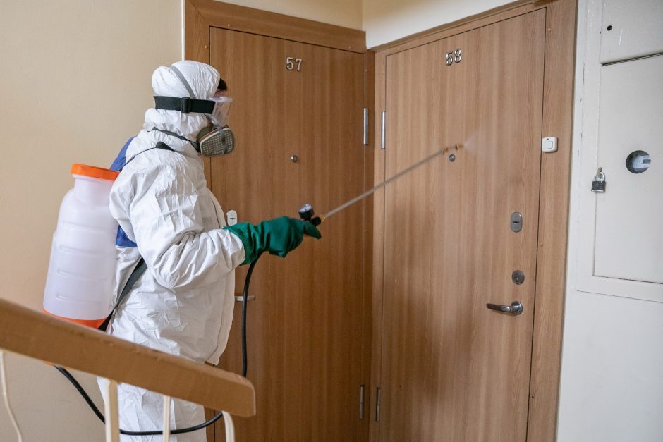 Įspėja: neįsileiskite į namus apsimetėlių specialistų, siūlančių dezinfekuoti namus