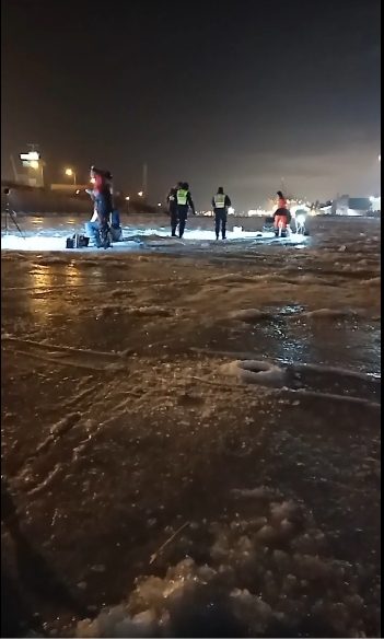 Ant Kuršių marių ledo policija patikrino 57 žvejus: vyrai puolė slėpti degtinės butelius