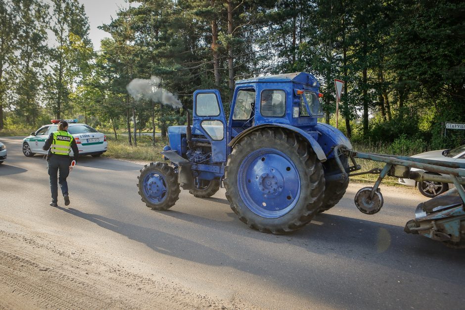 Klaipėdos rajono ūkininkas paliko nemalonią dovanėlę: asfaltą užteršė mėšlu