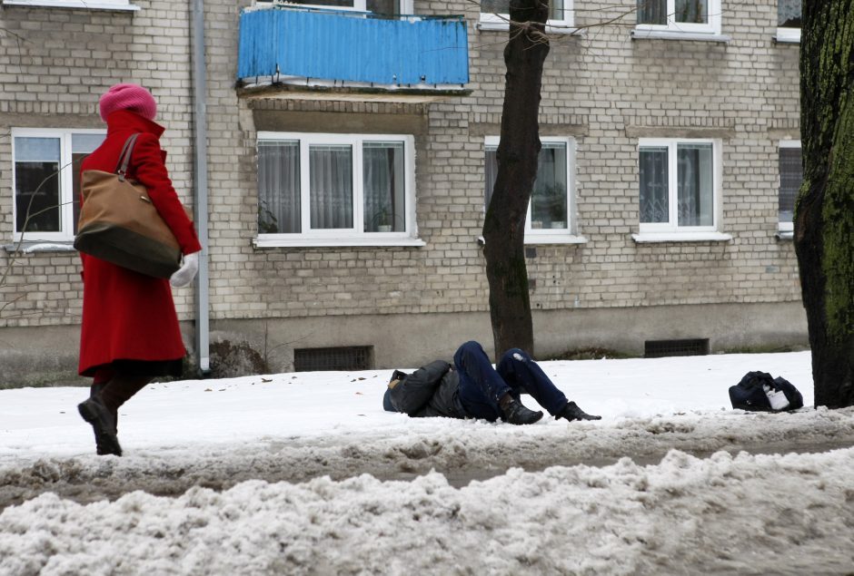 Klaipėdos gatvėse fiksuojami miegantys benamiai: jiems šaltis – nė motais?