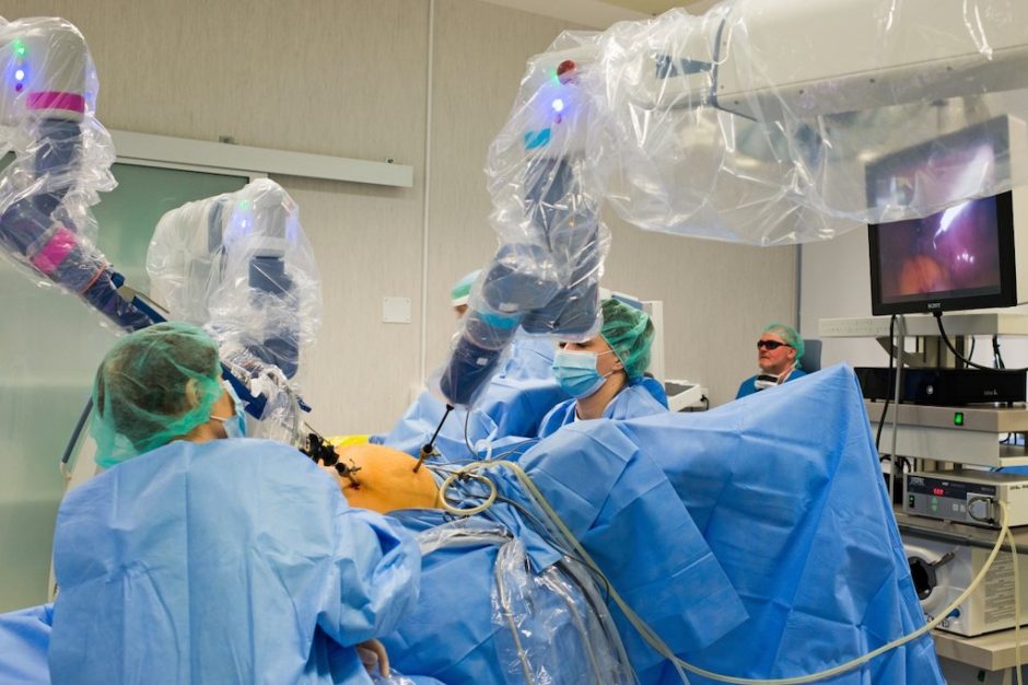 Chirurgams operacinėje padeda robotas