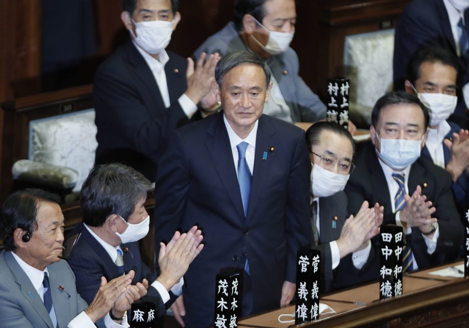 Japonijos parlamentas išrinko Y. Sugą naujuoju premjeru