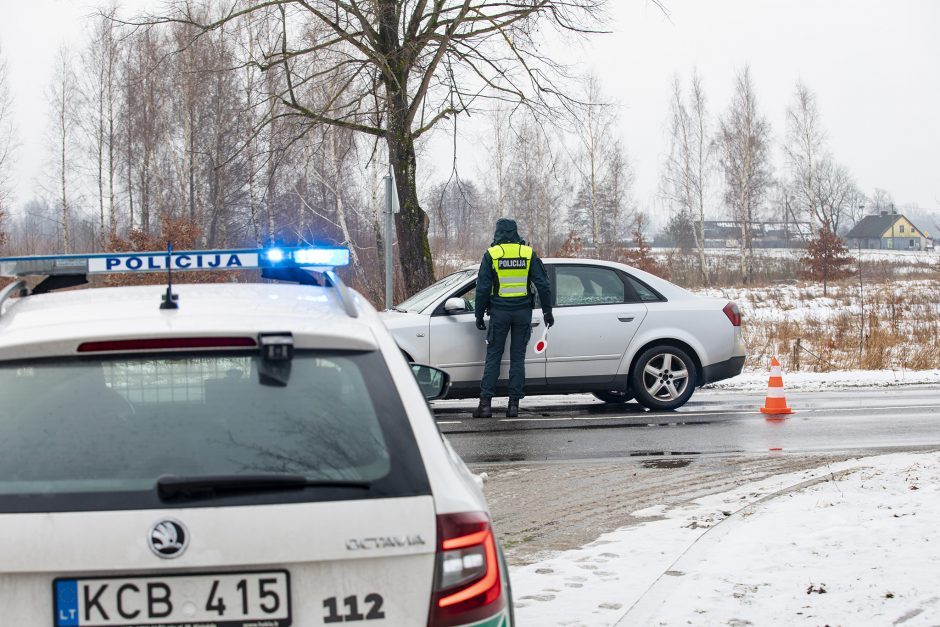 Vilniaus rajone girto vairuotojo automobilis trenkėsi į medžius: sužaloti du žmonės