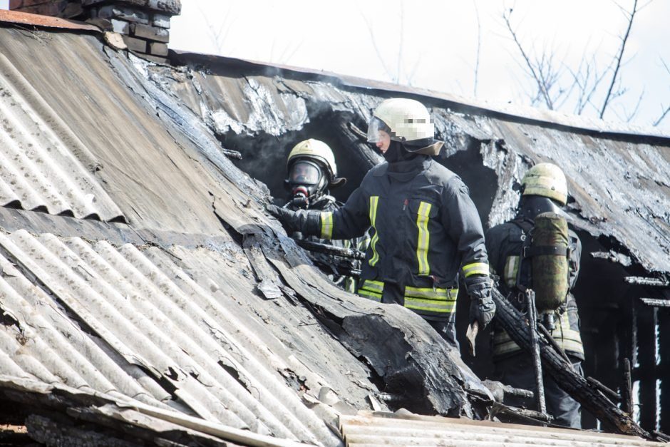 Vilniaus rajone atvira liepsna degė gyvenamasis namas: nukentėjo žmogus