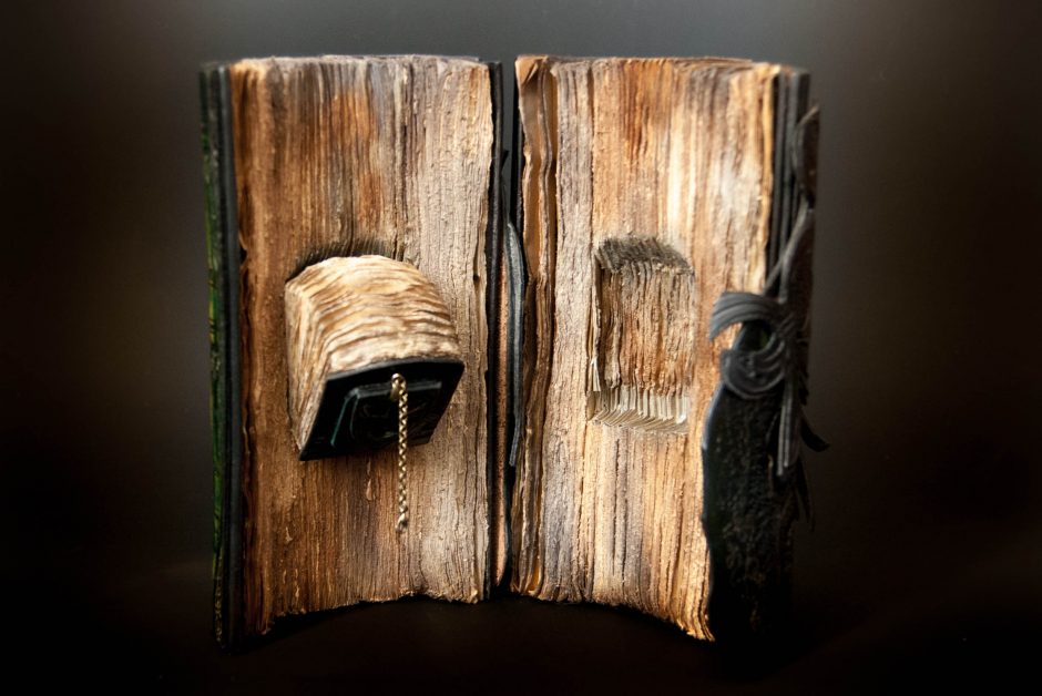 Duoklė mūzoms: L. Kuisienės meninės knygrišystės paroda