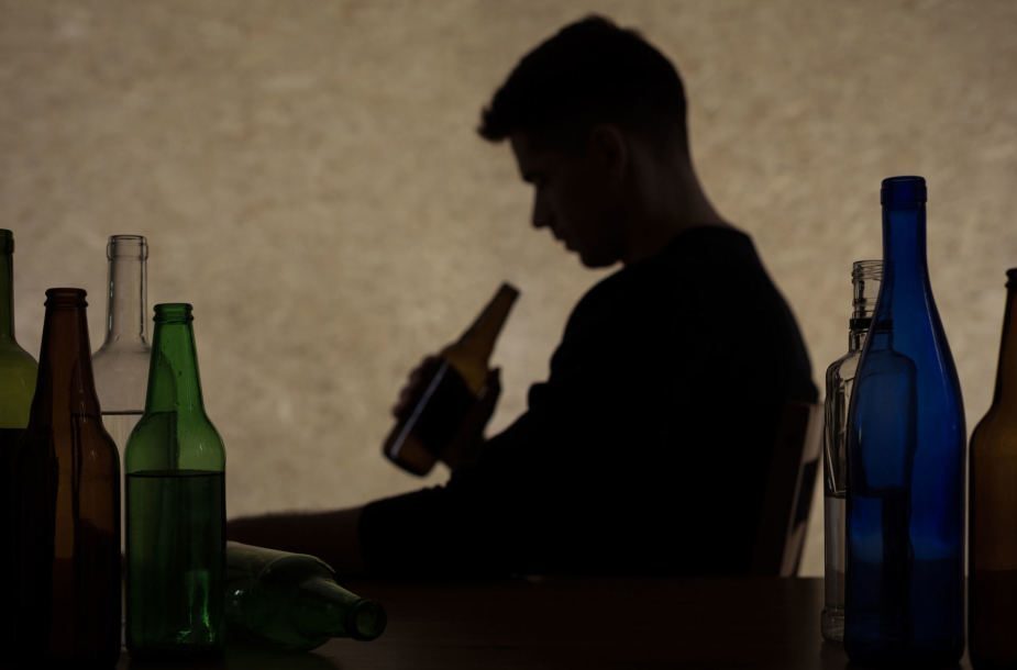 Psichoterapeutas: draudimais ir prievarta alkoholizmo problemos neišspręsime