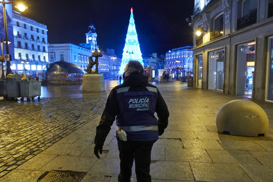 Prancūzijoje policininkas nušalintas nuo pareigų dėl „rasistinio“ Naujųjų metų atviruko
