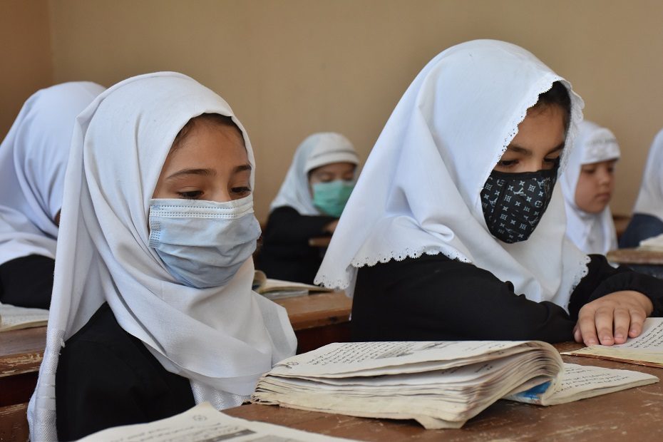 Afganistane mergaitėms ir mokytojoms neleista grįžti į mokyklas