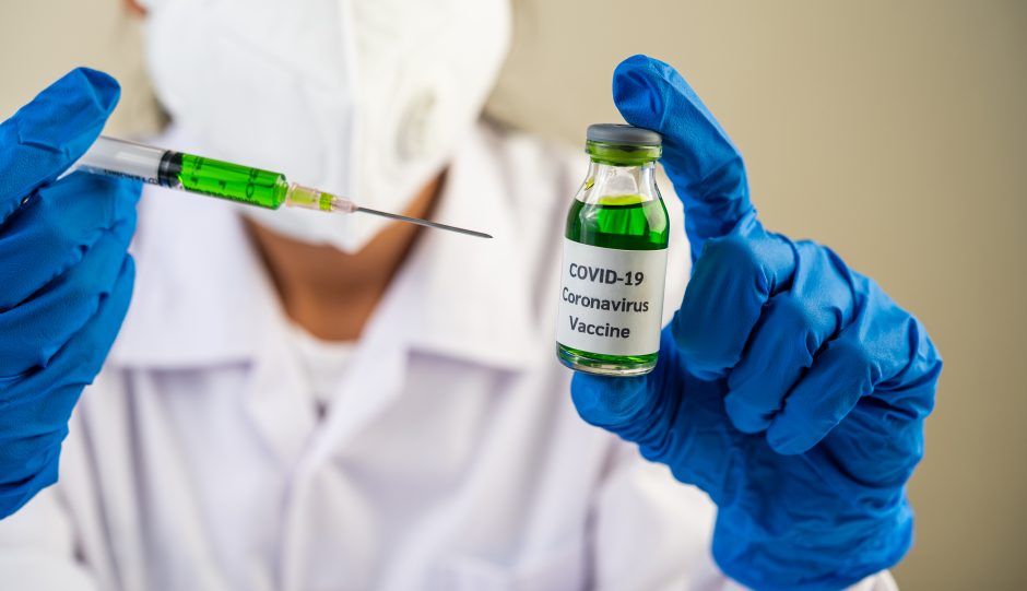 EK vadovė: ES vakcinacija nuo COVID-19 gali prasidėti kitų metų balandį