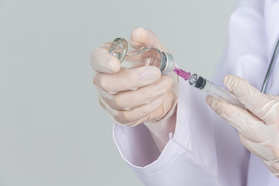 Laukiant vakcinos ankstinama data, nuo kurios skiepytis būtų galima vaistinėse