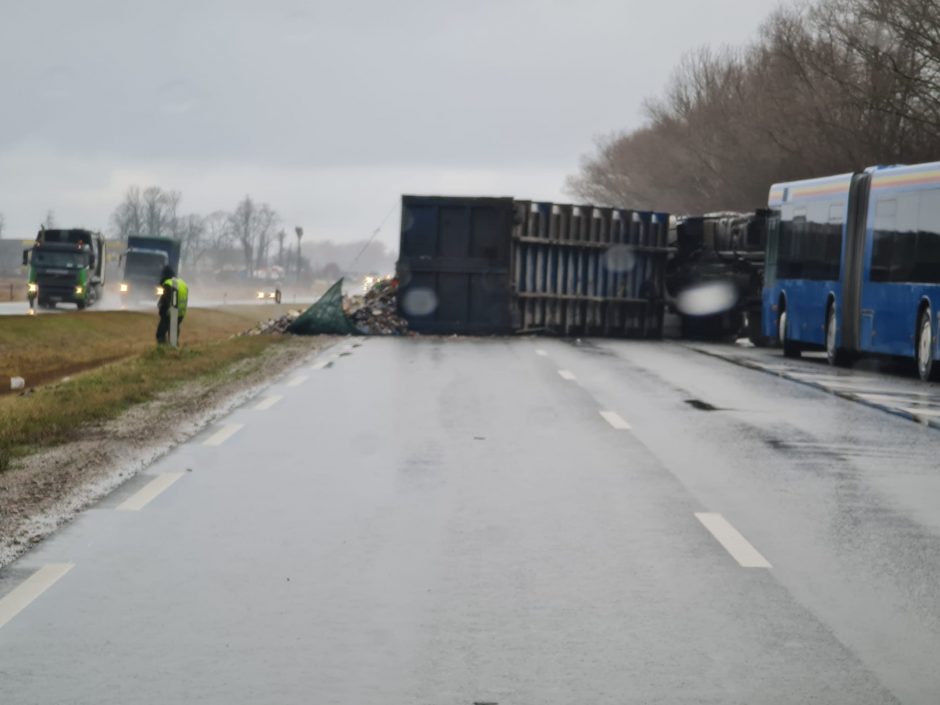 Eismo įvykis netoli Klaipėdos: nuvirtus sunkvežimiui ant kelio pabiro šiukšlės
