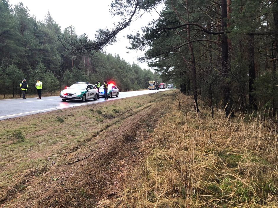 Rytą vairuotojai leido spūstyje: dėl avarijos buvo paralyžiuotas eismas pasienyje su Latvija