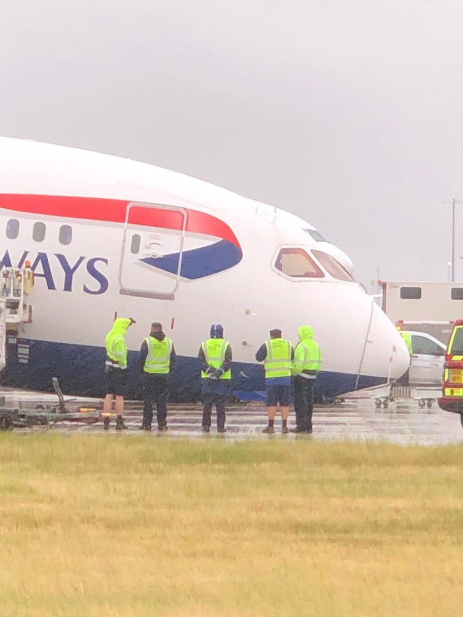 Nelaimė Anglijoje: oro uoste lėktuvas priekiu rėžėsi į asfaltą
