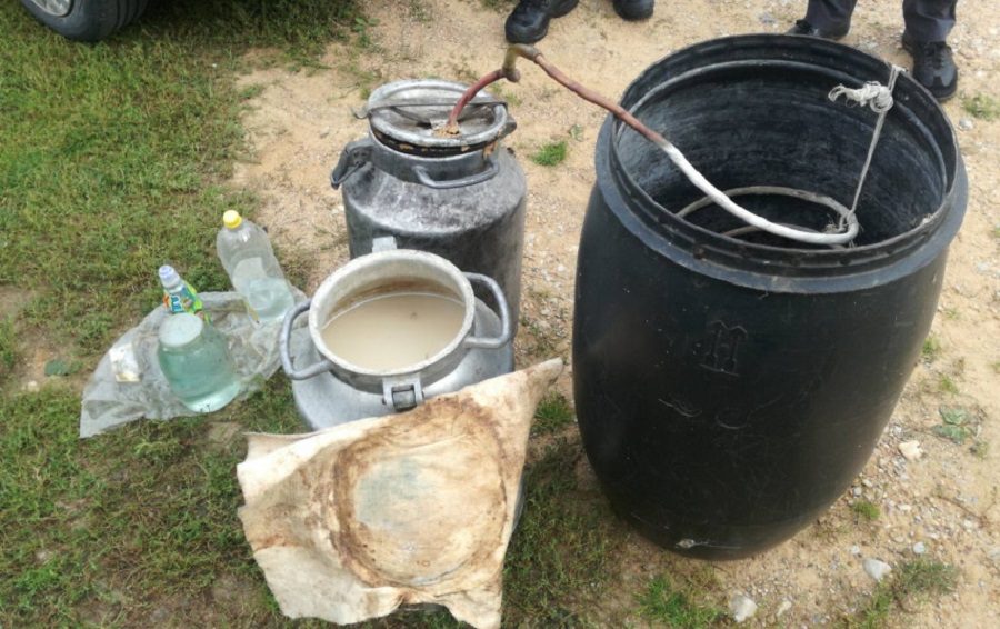 Netikėtas Šalčininkų rajono pareigūnų vizitas: rado alkoholio ir prietaisą naminei degtinei gaminti