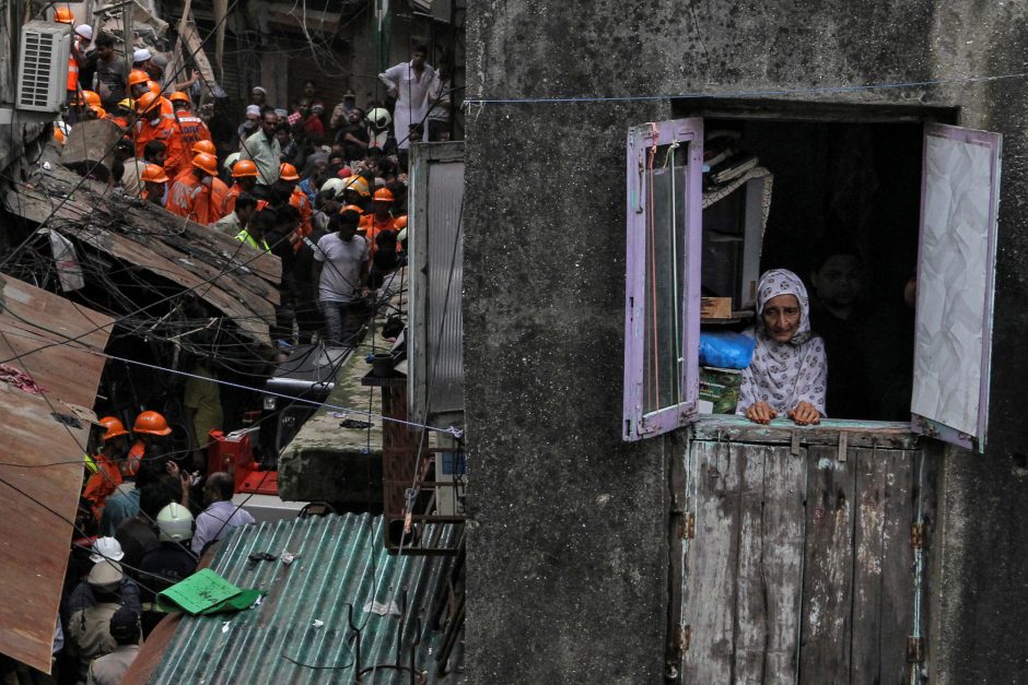 Mumbajuje sugriuvus namui didėja žuvusių žmonių skaičius, viena moteris išgelbėta