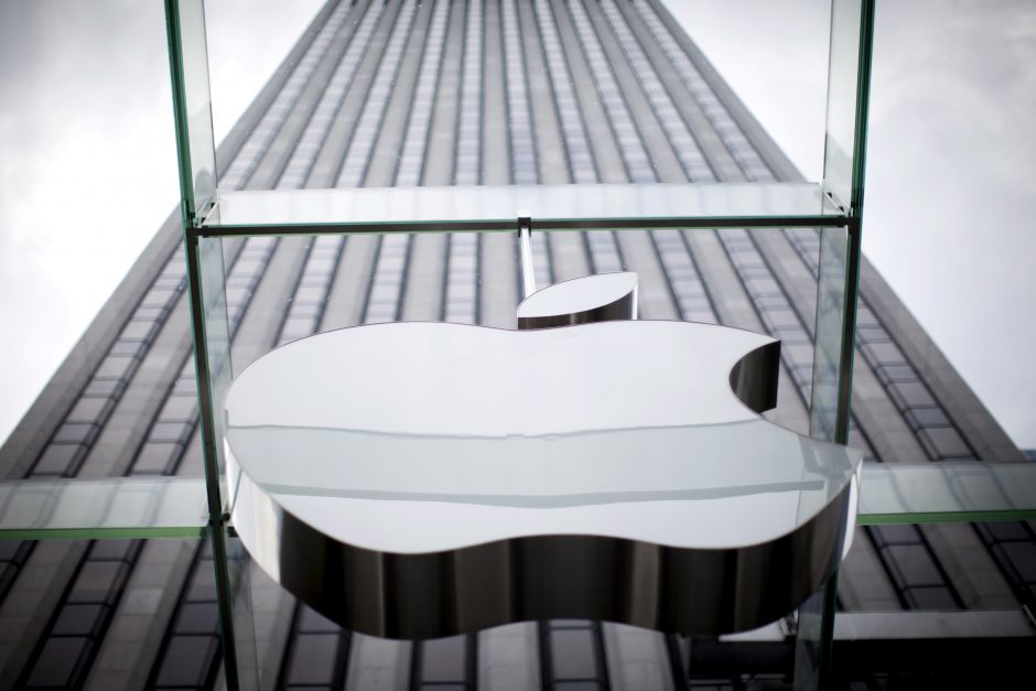 „Apple“ skirta bauda: neinformavo apie „iPhone“ lėtinančius įrangos atnaujinimus