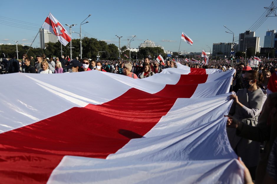 Minske protestuoja iki 10 tūkst. žmonių, apie 20 sulaikyta