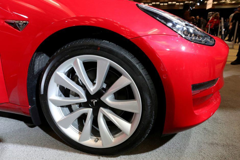 2020 metais „Tesla“ pristatė rekordinį automobilių skaičių