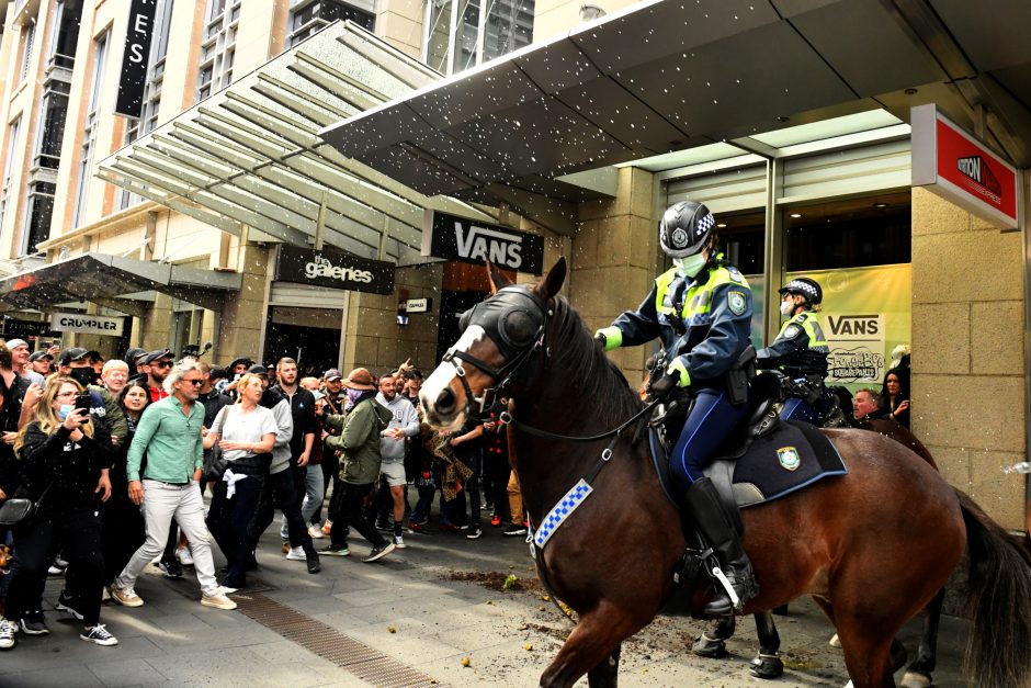 Sidnėjuje prieš karantiną nusiteikę protestuotojai susirėmė su policija