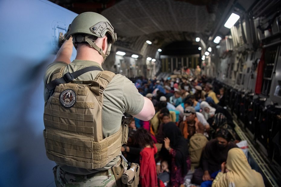 Baltieji rūmai: iš Afganistano nuo rugpjūčio 14-osios evakuota per 100 tūkst. žmonių