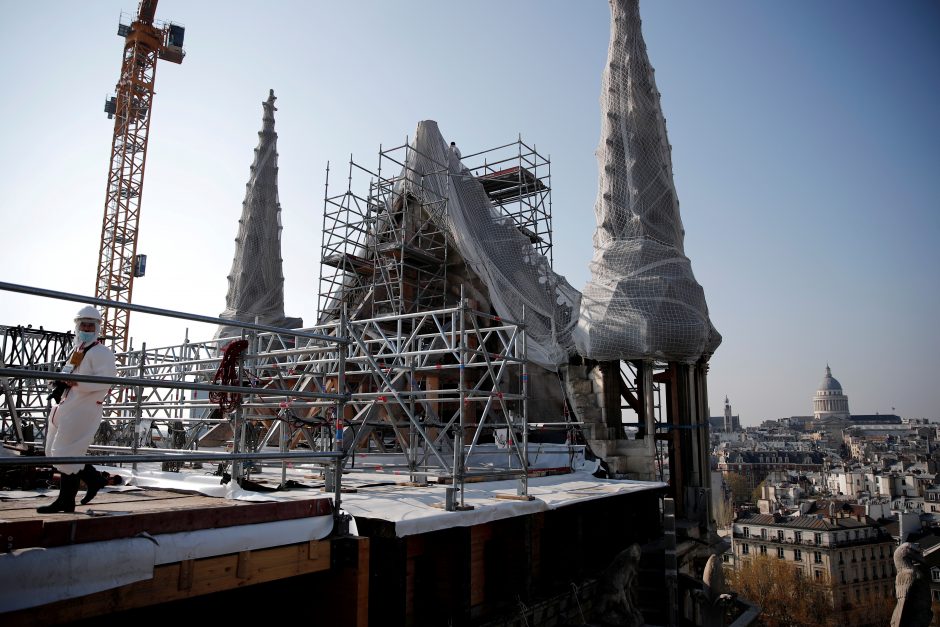 Nuo gaisro nukentėjusi Paryžiaus katedra parengta restauravimo darbams