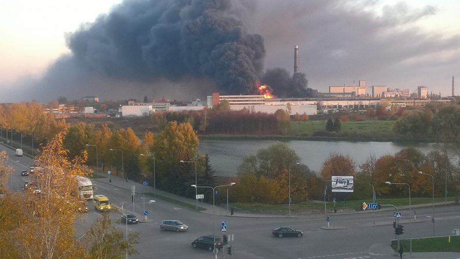 Gaisras Alytuje: įmonės nutraukia darbą, kai kur stabdomas vandens tiekimas