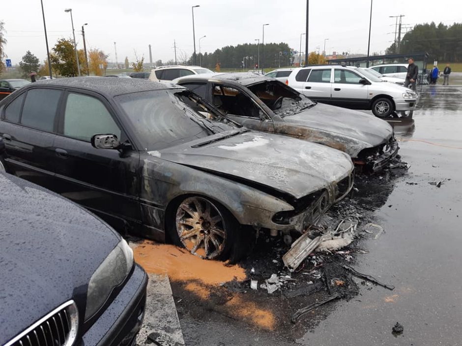 Utenoje supleškėjo trys BMW automobiliai: prašo pagalbos ieškant padegėjų