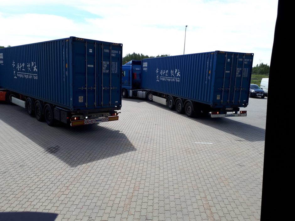 Du konteineriai apsauginių chalatų Lietuvą pasiekė traukiniu