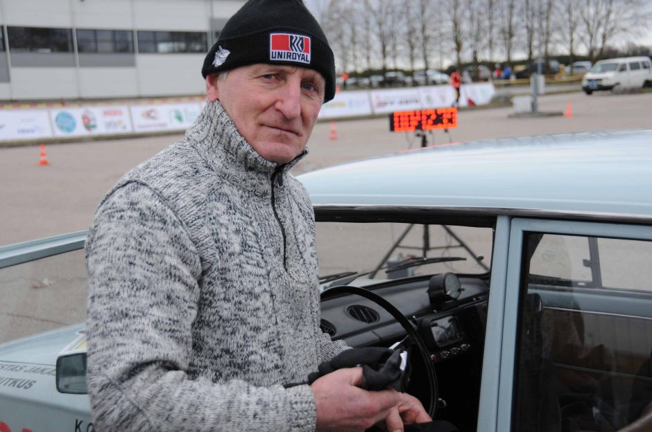 Šalies automobilių sporto veteranai Kauno rajone pasidžiaugė „mažuoju Dakaru“