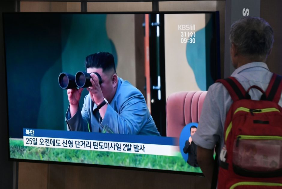 Šiaurės Korėjos lyderis stebėjo naujo raketų leidimo įrenginio bandymą