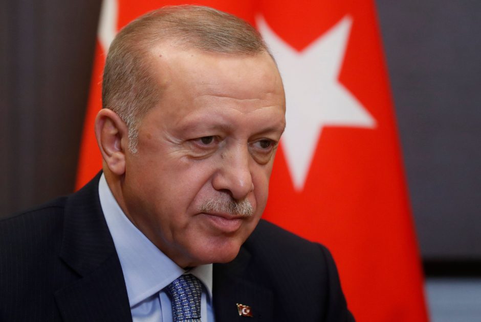 R. T. Erdoganas grasina atnaujinti puolimą Sirijoje, jei nepasitrauks kurdų pajėgos