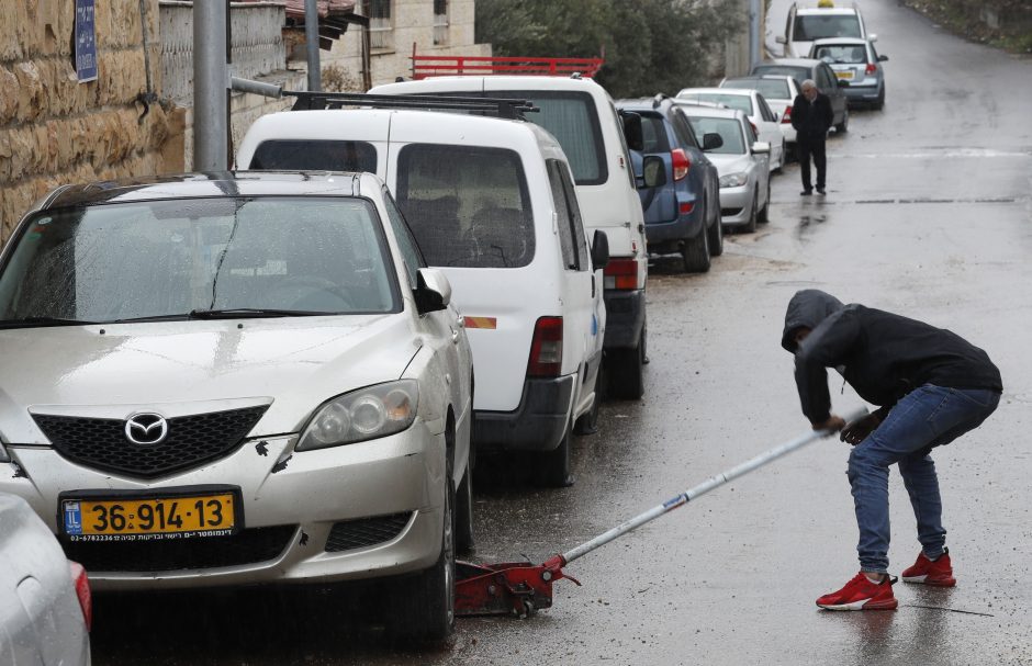 Jeruzalės palestiniečių rajone nuniokota daugiau kaip 160 automobilių