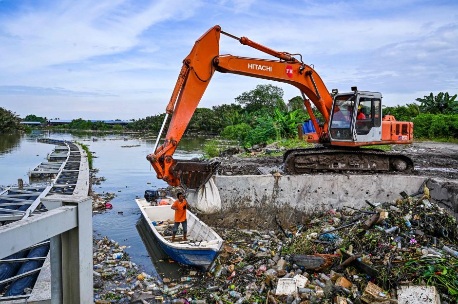 Imasi veiksmų: Malaizija atsikratys 150 konteinerių su plastiko atliekomis