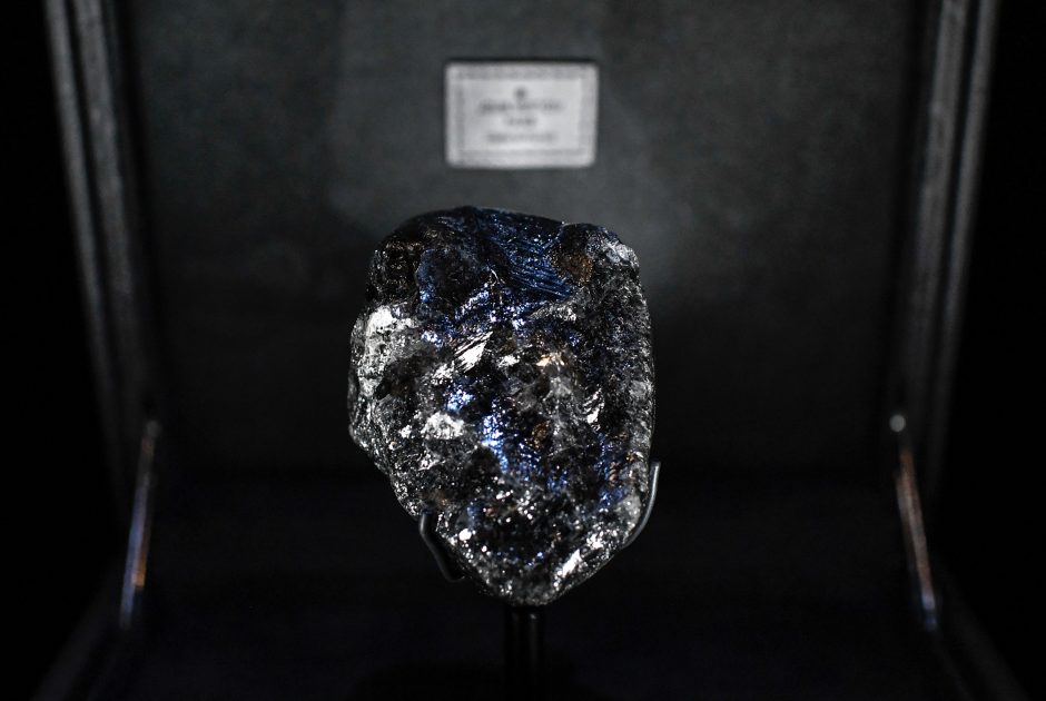 Paryžiuje pristatytas antras didžiausias pasaulyje nešlifuotas deimantas