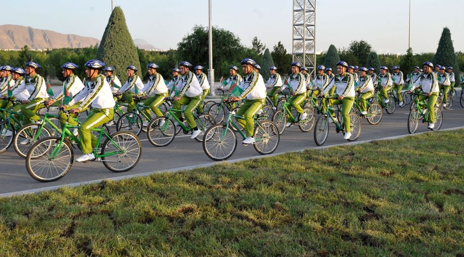 COVID-19 nebijančios Turkmėnijos lyderis vadovavo didžiuliam dviračių paradui