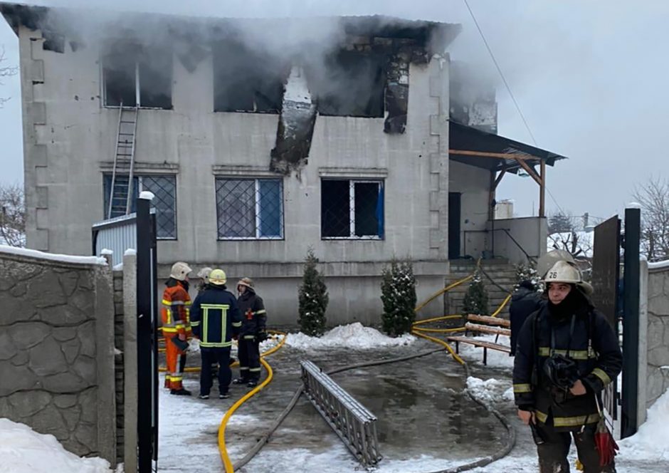 Ukrainoje po pražūtingo gaisro senelių namuose sulaikyti keturi asmenys