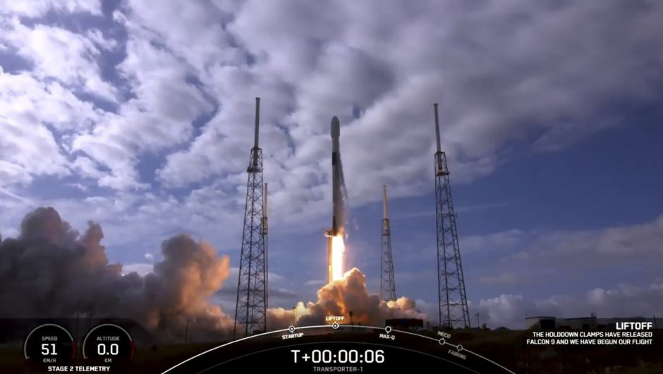 „SpaceX“ raketa iškėlė į orbitą rekordiškai didelę palydovų grupę
