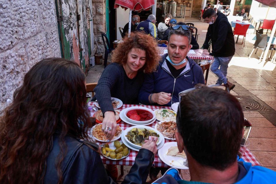 Paskiepijus 40 proc. gyventojų, Izraelyje atidaryti barai ir restoranai