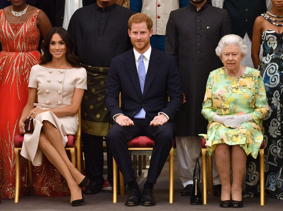 D. Britanijos karalienė pažadėjo atsižvelgti į Harry'io ir Meghan nusiskundimus dėl rasizmo