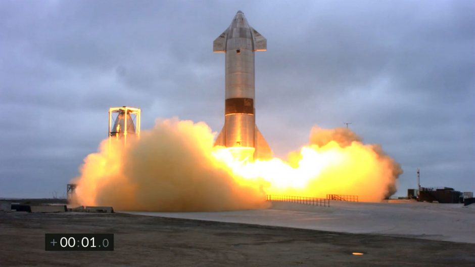 „SpaceX“ erdvėlaivio „Starship“ prototipas sėkmingai nusileido po bandomojo skrydžio