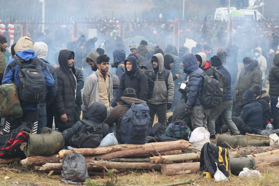 Šimtai migrantų vėl bandė iš Baltarusijos patekti į Lenkiją